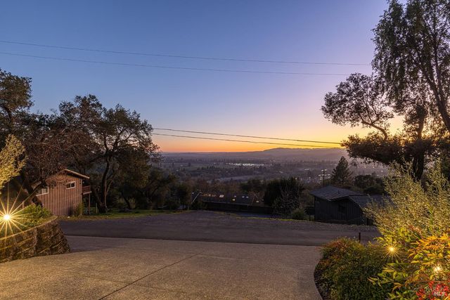 1625 Madrone Ave, Healdsburg, CA 95448