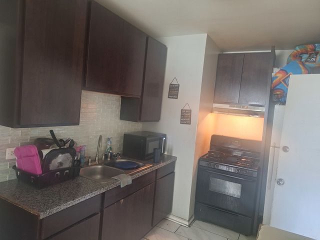 9351 S Manistee Avenue, Chicago, IL 60617