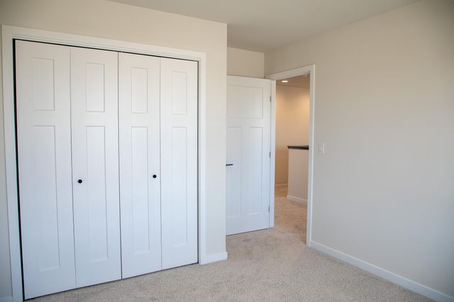 4800 Decorah Way S, Fargo, ND 58104