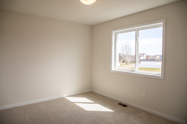 4800 Decorah Way S, Fargo, ND 58104