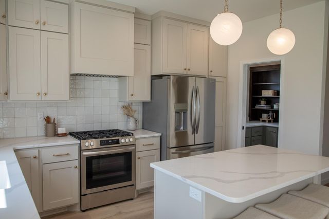 4800 Decorah Way S, Fargo, ND 58104
