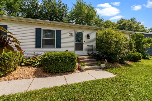 818 S Eastown Manor, Elkhorn, WI 53121