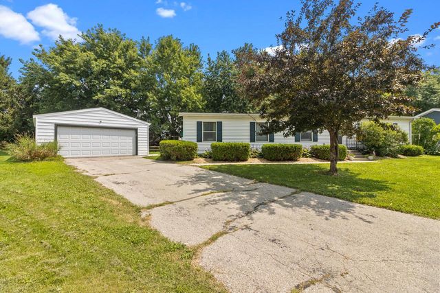 818 S Eastown Manor, Elkhorn, WI 53121