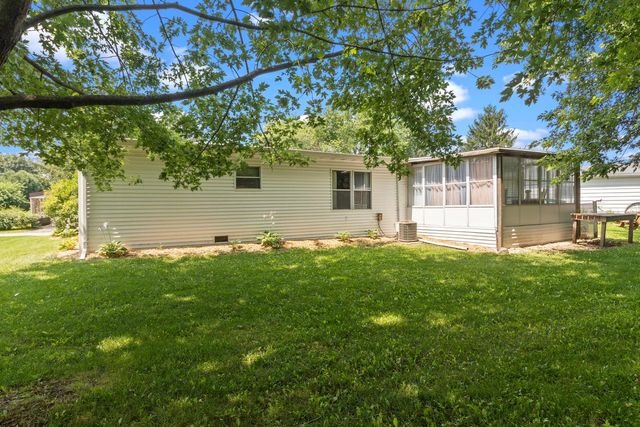 818 S Eastown Manor, Elkhorn, WI 53121