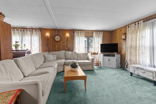 818 S Eastown Manor, Elkhorn, WI 53121