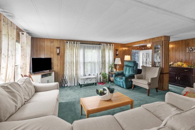 818 S Eastown Manor, Elkhorn, WI 53121