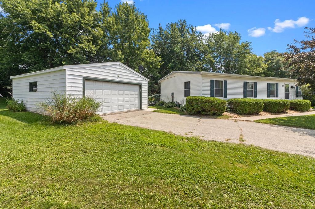 818 S Eastown Manor, Elkhorn, WI 53121