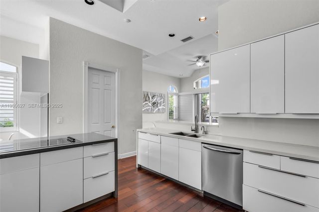 1091 Waterside Ln, Hollywood, FL 33019