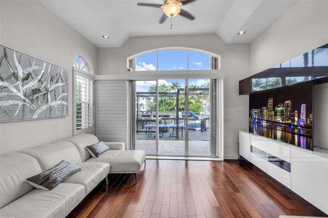 1091 Waterside Ln, Hollywood, FL 33019