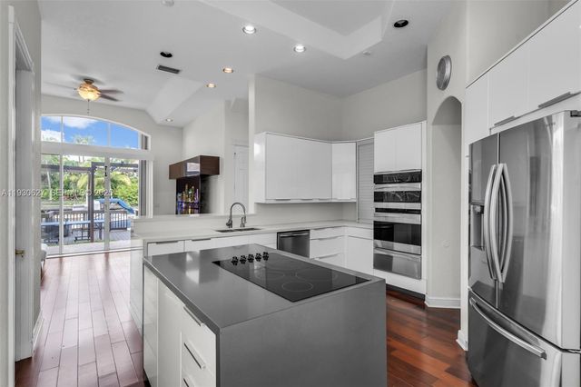 1091 Waterside Ln, Hollywood, FL 33019