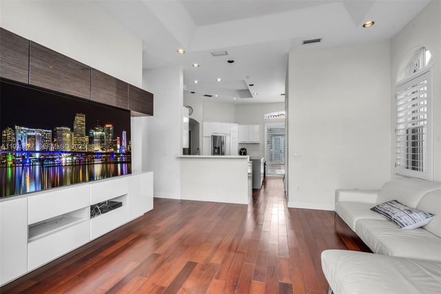 1091 Waterside Ln, Hollywood, FL 33019