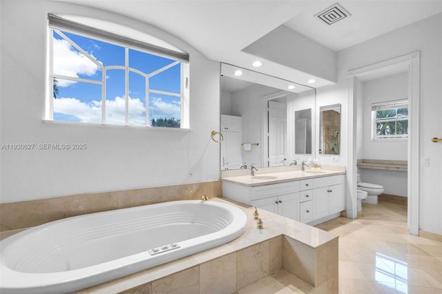 1091 Waterside Ln, Hollywood, FL 33019