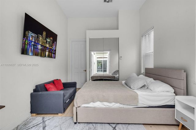 1091 Waterside Ln, Hollywood, FL 33019