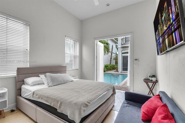 1091 Waterside Ln, Hollywood, FL 33019