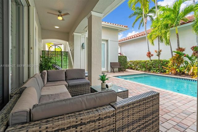 1091 Waterside Ln, Hollywood, FL 33019