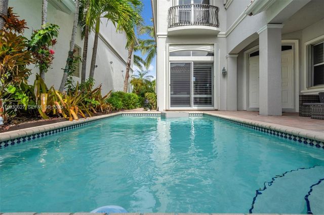 1091 Waterside Ln, Hollywood, FL 33019