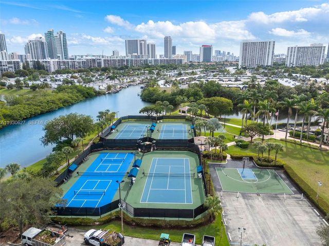 1091 Waterside Ln, Hollywood, FL 33019