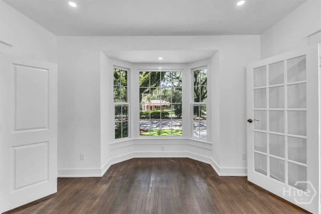 Image 11 of property listing at 405 Washington Avenue, Savannah, GA 31405