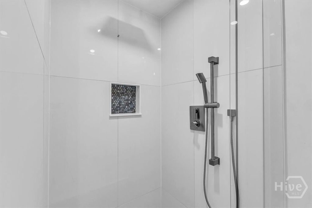 Image 16 of property listing at 405 Washington Avenue, Savannah, GA 31405