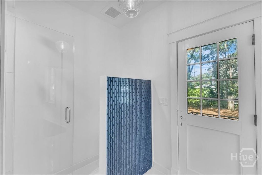 Image 17 of property listing at 405 Washington Avenue, Savannah, GA 31405