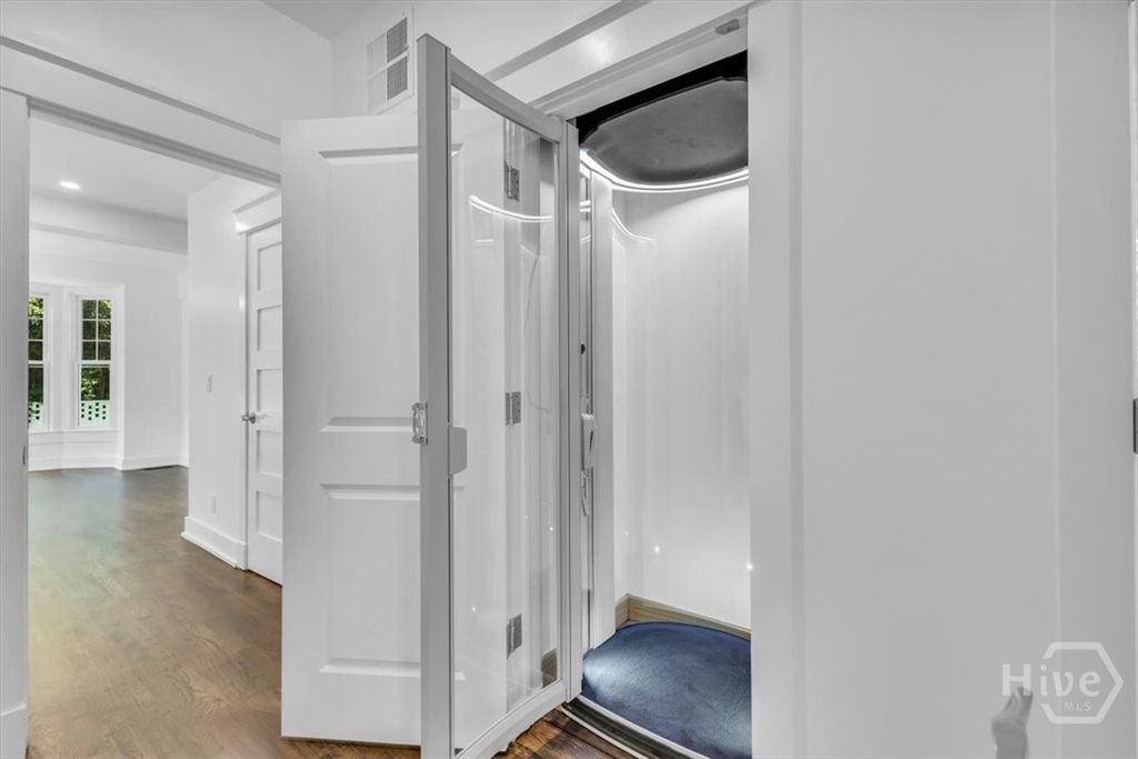 Image 19 of property listing at 405 Washington Avenue, Savannah, GA 31405