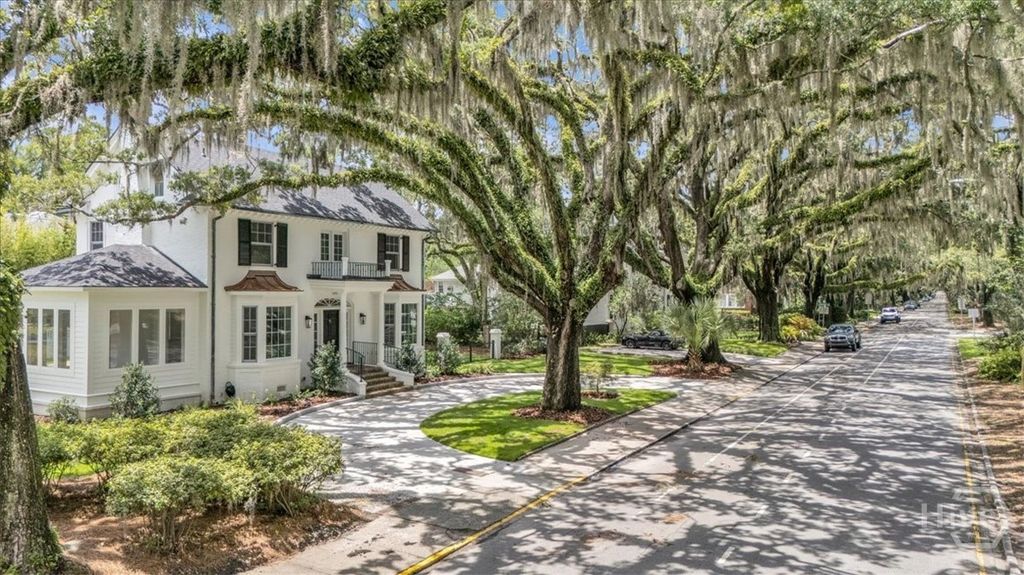 Image 2 of property listing at 405 Washington Avenue, Savannah, GA 31405