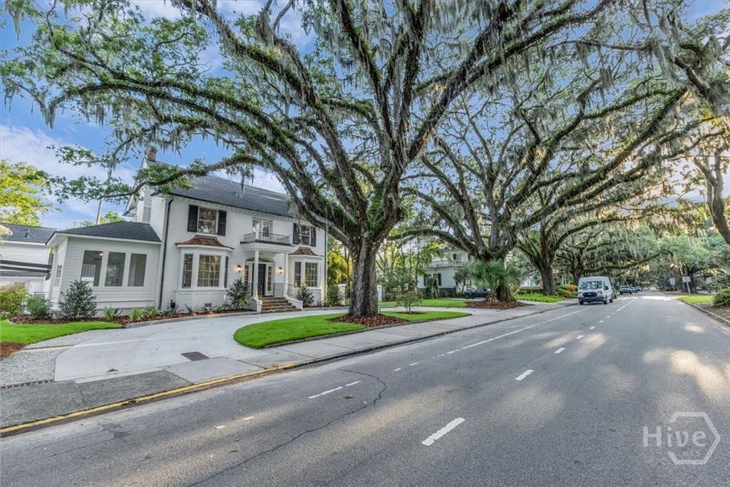 Image 3 of property listing at 405 Washington Avenue, Savannah, GA 31405