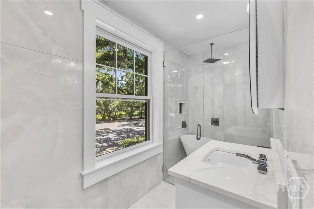 Image 30 of property listing at 405 Washington Avenue, Savannah, GA 31405