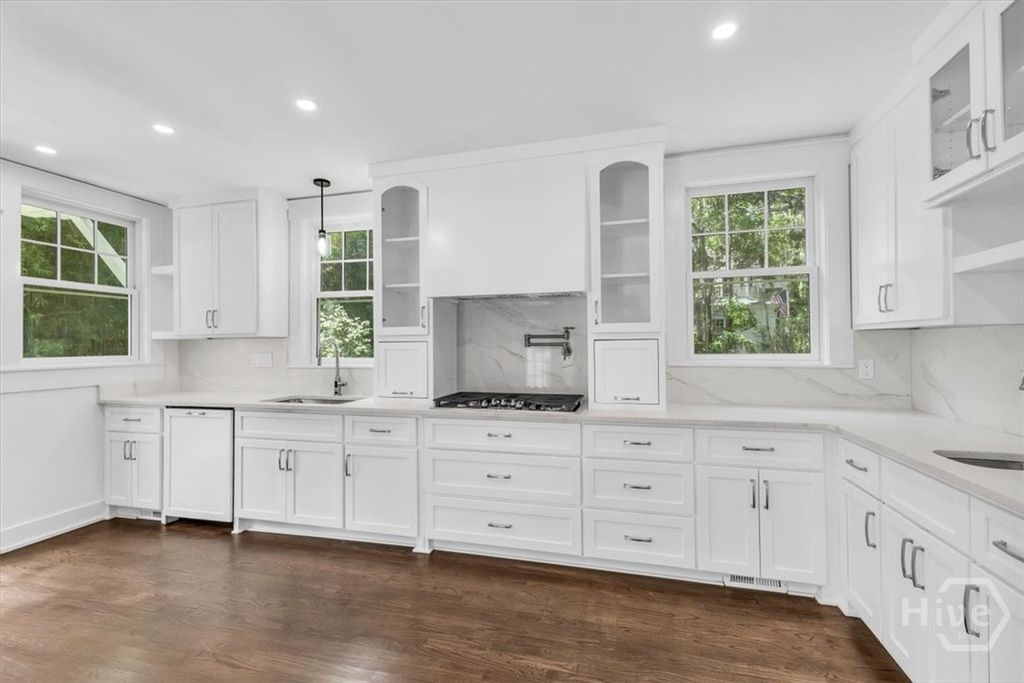 Image 34 of property listing at 405 Washington Avenue, Savannah, GA 31405