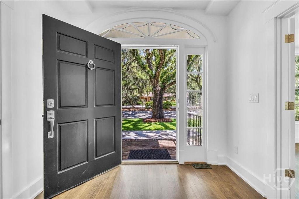 Image 4 of property listing at 405 Washington Avenue, Savannah, GA 31405