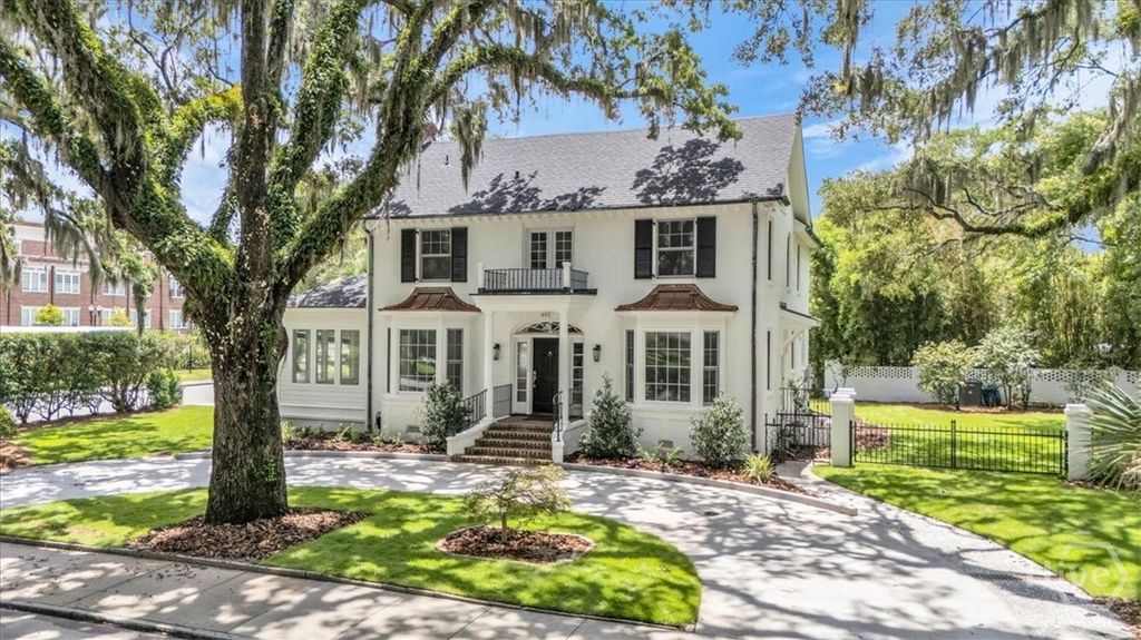 Image 5 of property listing at 405 Washington Avenue, Savannah, GA 31405