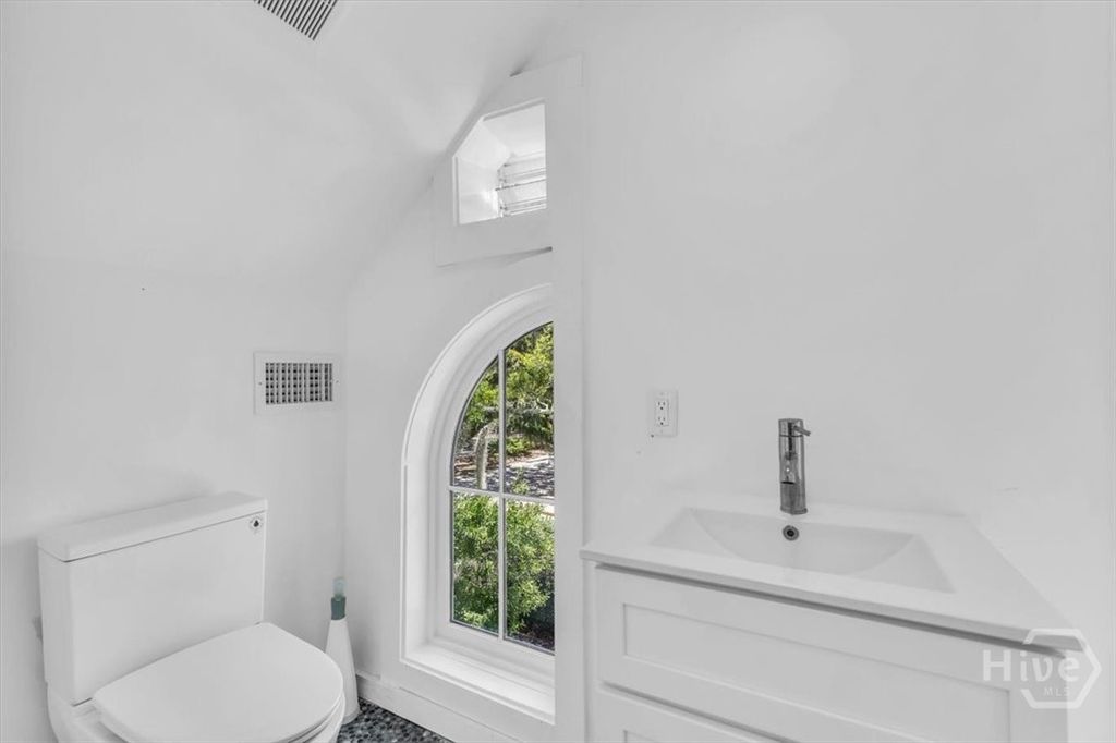 Image 56 of property listing at 405 Washington Avenue, Savannah, GA 31405