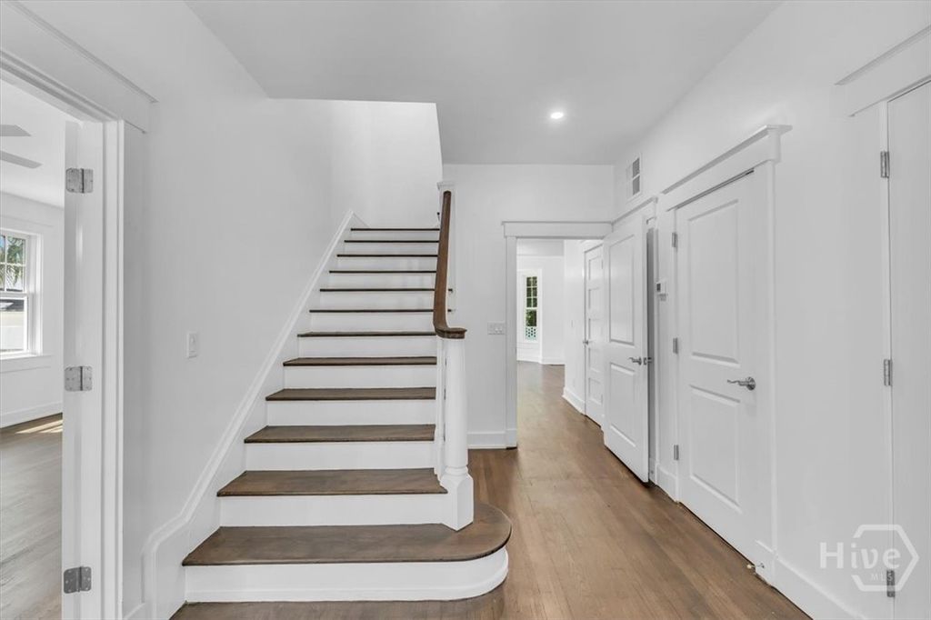 Image 6 of property listing at 405 Washington Avenue, Savannah, GA 31405