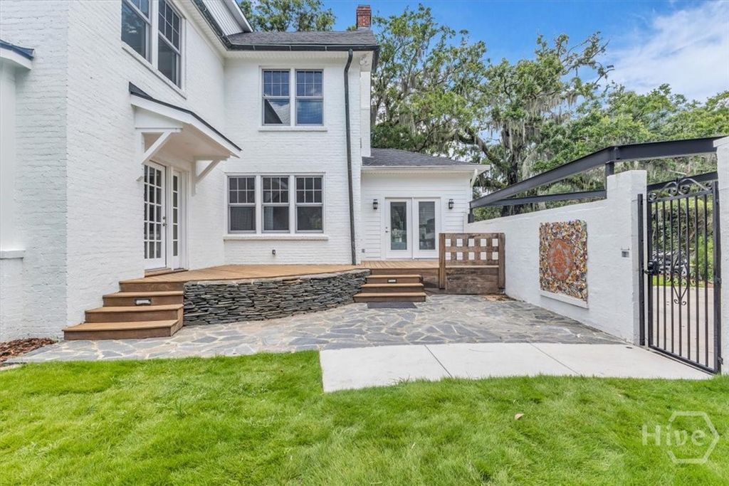 Image 61 of property listing at 405 Washington Avenue, Savannah, GA 31405