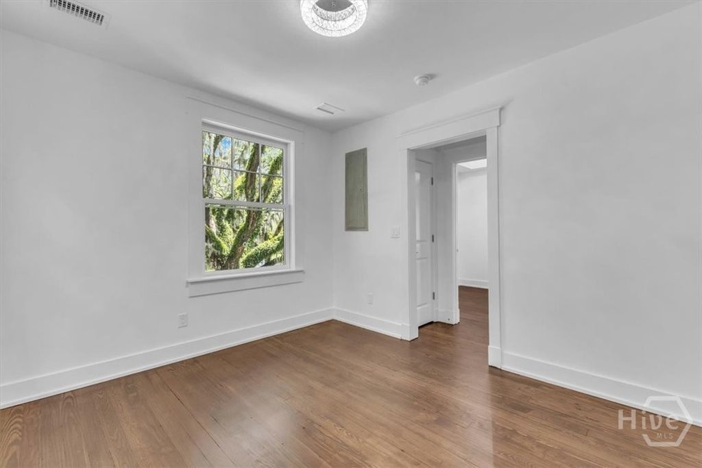 Image 7 of property listing at 405 Washington Avenue, Savannah, GA 31405