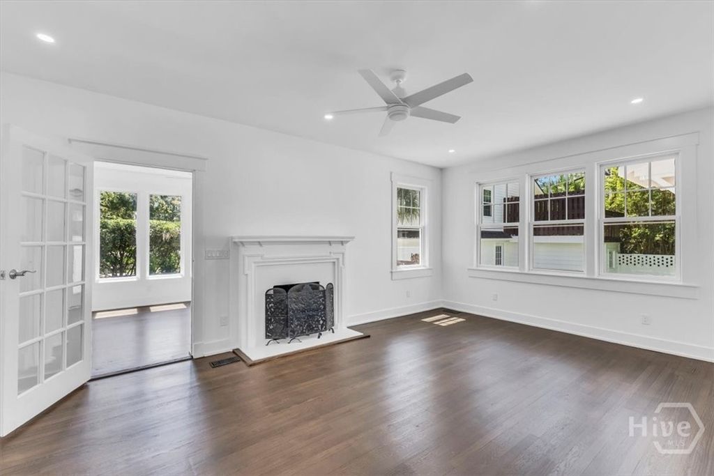 Image 8 of property listing at 405 Washington Avenue, Savannah, GA 31405