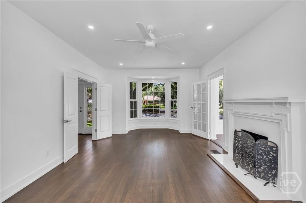 Image 9 of property listing at 405 Washington Avenue, Savannah, GA 31405