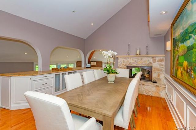 27 W Tiana Road, Hampton Bays, NY 11946