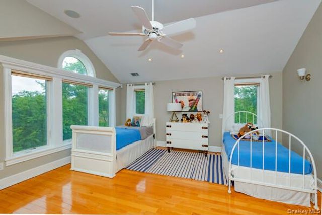 27 W Tiana Road, Hampton Bays, NY 11946