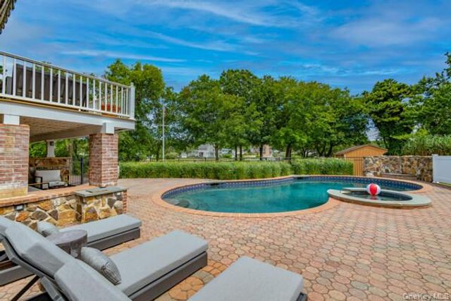 27 W Tiana Road, Hampton Bays, NY 11946