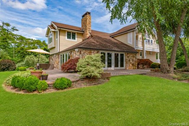 27 W Tiana Road, Hampton Bays, NY 11946