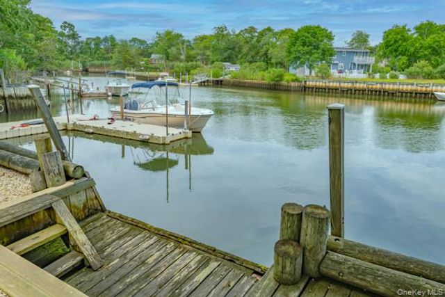 27 W Tiana Road, Hampton Bays, NY 11946