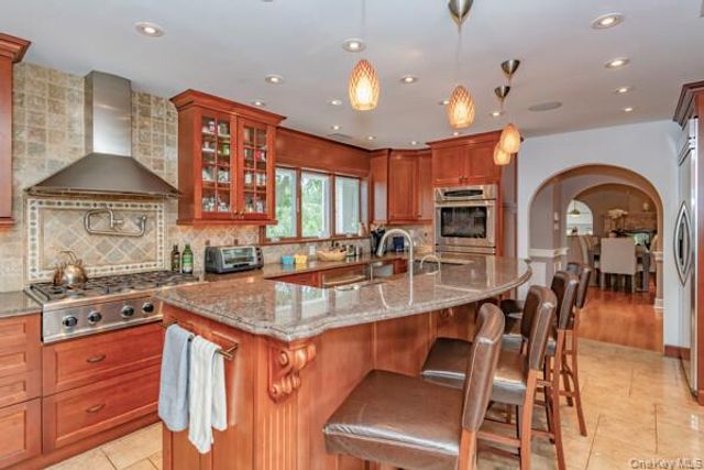 27 W Tiana Road, Hampton Bays, NY 11946