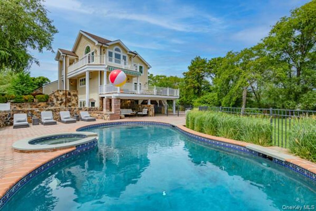 27 W Tiana Road, Hampton Bays, NY 11946