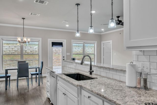 820 Lindsey Ln, Whitehouse, TX 75791