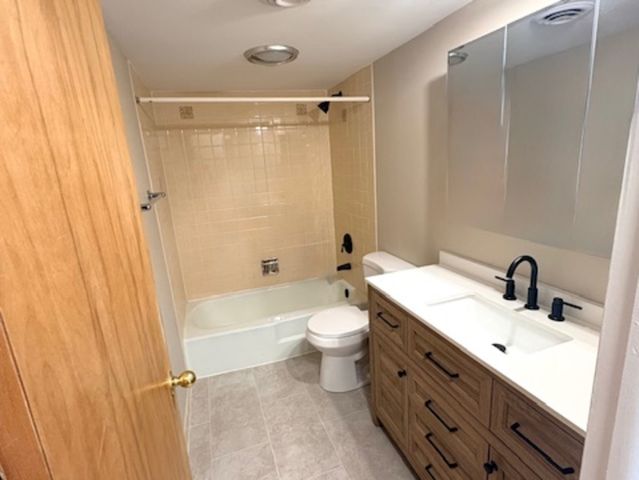 1025 S Fernandez Avenue 4M, Arlington Heights, IL 60005