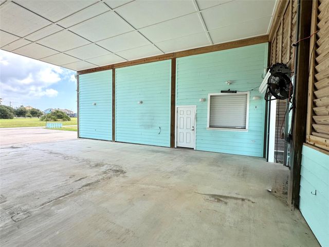 945 Alberdie Drive, Crystal Beach, TX 77650