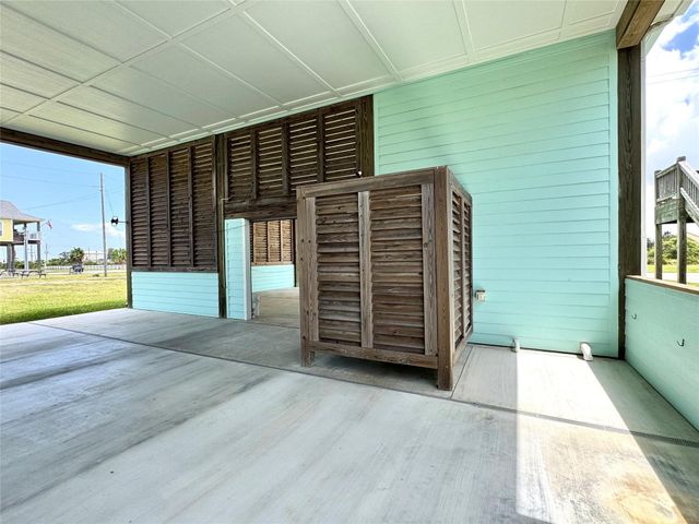 945 Alberdie Drive, Crystal Beach, TX 77650