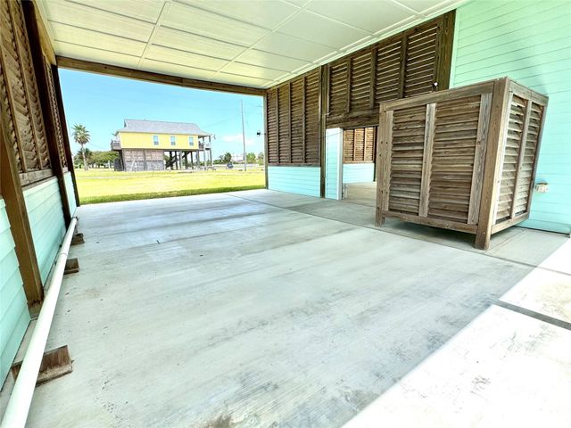 945 Alberdie Drive, Crystal Beach, TX 77650