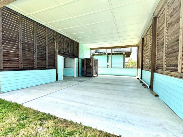945 Alberdie Drive, Crystal Beach, TX 77650